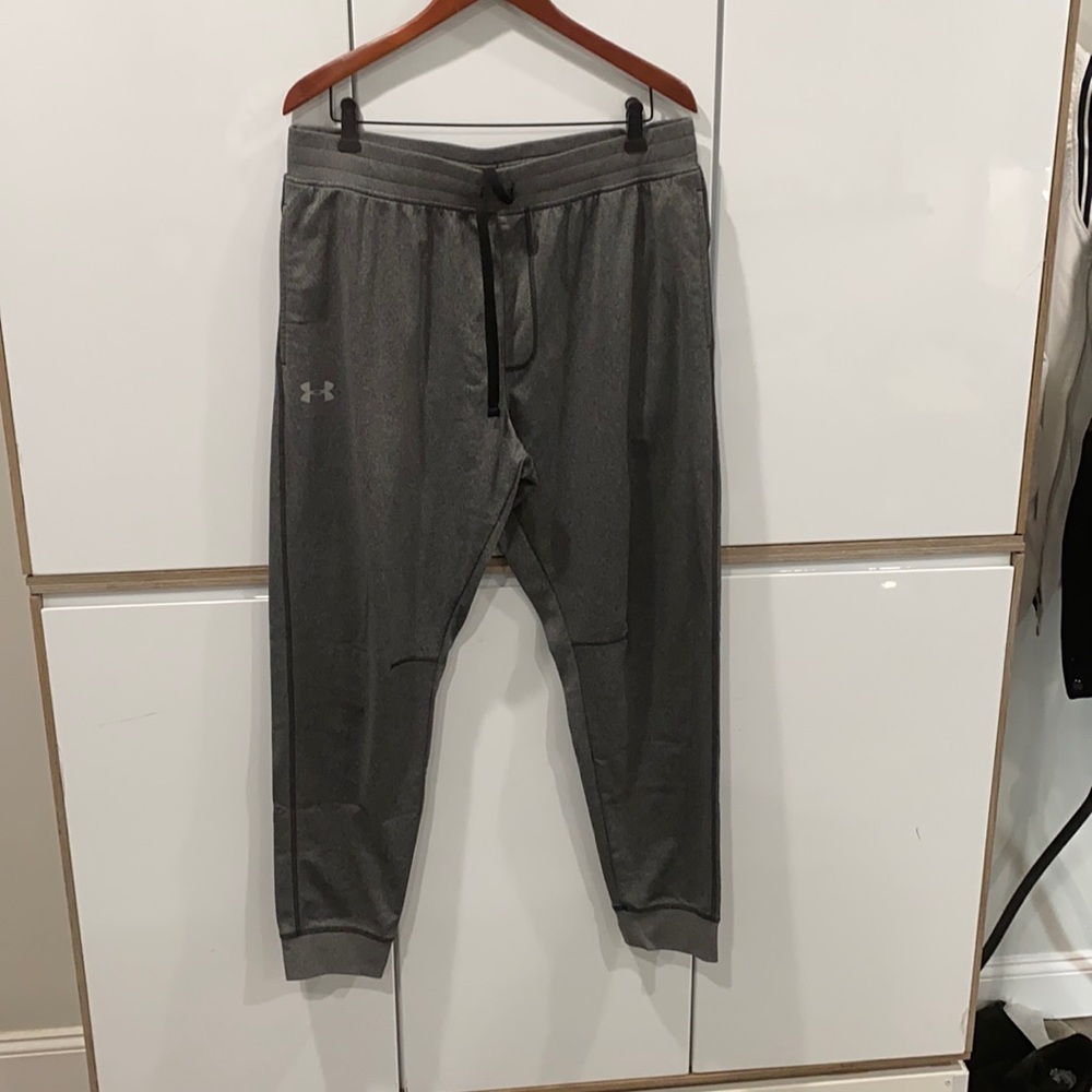 Salt n pepper grey under Armour joggers.